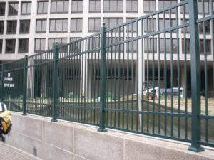  Keep these five things in mind when choosing commercial fencing.